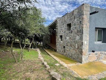 CASA EN VENTA - ESPECTACULAR PROPIEDAD EN CANDONGA VILLA SERRANA - 3 DORMITORIOS