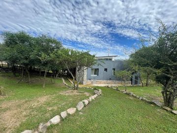 CASA EN VENTA - ESPECTACULAR PROPIEDAD EN CANDONGA VILLA SERRANA - 3 DORMITORIOS