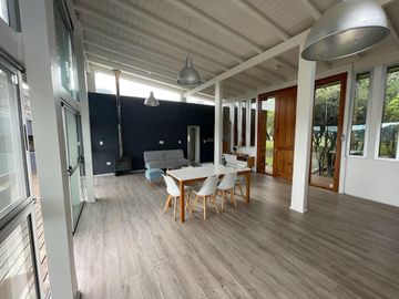 CASA EN VENTA - ESPECTACULAR PROPIEDAD EN CANDONGA VILLA SERRANA - 3 DORMITORIOS