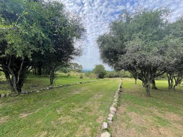 CASA EN VENTA - ESPECTACULAR PROPIEDAD EN CANDONGA VILLA SERRANA - 3 DORMITORIOS