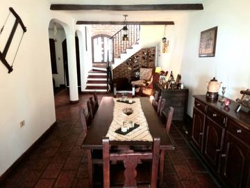 Hermosa casa en Castelar con gran Parque Libre! Excelente Zona!