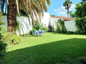 Hermosa casa en Castelar con gran Parque Libre! Excelente Zona!