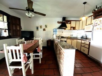 Hermosa casa en Castelar con gran Parque Libre! Excelente Zona!