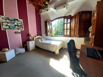 Hermosa casa en Castelar con gran Parque Libre! Excelente Zona!