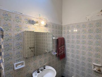 Venta Casa RETASADA con local y galpon a refaccionar  IDEAL VIVIR Y TRABAJAR - Villa Lugano