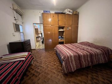 Venta Casa RETASADA con local y galpon a refaccionar  IDEAL VIVIR Y TRABAJAR - Villa Lugano