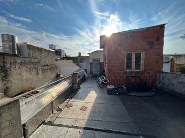 Venta Casa RETASADA con local y galpon a refaccionar  IDEAL VIVIR Y TRABAJAR - Villa Lugano