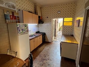 Venta Casa RETASADA con local y galpon a refaccionar  IDEAL VIVIR Y TRABAJAR - Villa Lugano