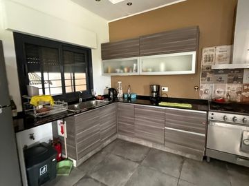 Vendo casa 4 dormitorios, Barrio Medico 2, zona norte, Parana