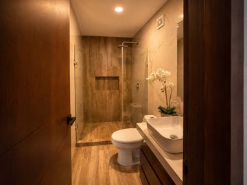 Casa en venta en Lomas de Angelopolis II, Parque Victoria, 4 recamaras.