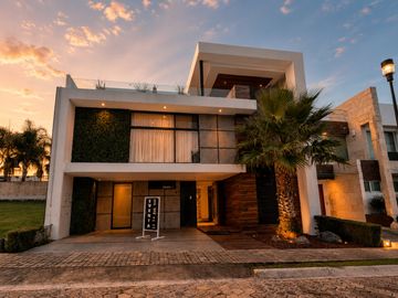 Casa en venta en Lomas de Angelopolis II, Parque Victoria, 4 recamaras.