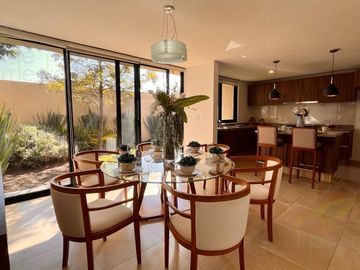 Casa con Roof Garden y Sala TV, en Venta en Nuevo Refugio, Querétaro