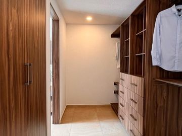 Casa con Roof Garden y Sala TV, en Venta en Nuevo Refugio, Querétaro