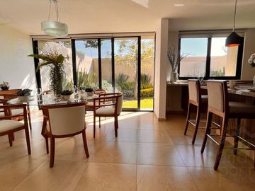 Casa con Roof Garden y Sala TV, en Venta en Nuevo Refugio, Querétaro