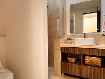 Casa con Roof Garden y Sala TV, en Venta en Nuevo Refugio, Querétaro