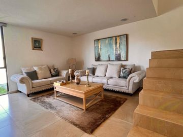 Casa con Roof Garden y Sala TV, en Venta en Nuevo Refugio, Querétaro