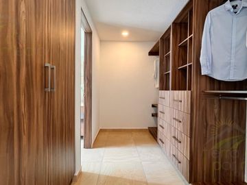 Casa con Roof Garden y Sala TV, en Venta en Nuevo Refugio, Querétaro