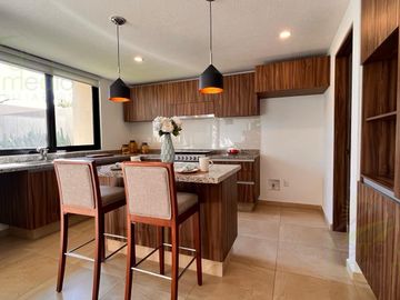 Casa con Roof Garden y Sala TV, en Venta en Nuevo Refugio, Querétaro