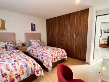 Casa con Roof Garden y Sala TV, en Venta en Nuevo Refugio, Querétaro