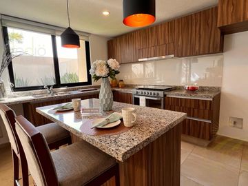 Casa con Roof Garden y Sala TV, en Venta en Nuevo Refugio, Querétaro