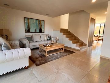 Casa con Roof Garden y Sala TV, en Venta en Nuevo Refugio, Querétaro