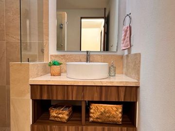 Casa con Roof Garden y Sala TV, en Venta en Nuevo Refugio, Querétaro