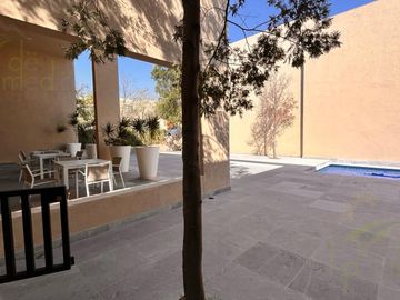 Casa con Roof Garden y Sala TV, en Venta en Nuevo Refugio, Querétaro