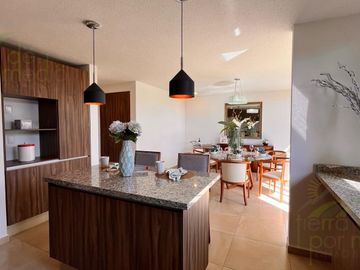 Casa con Roof Garden y Sala TV, en Venta en Nuevo Refugio, Querétaro