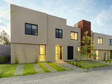 Casa con Roof Garden y Sala TV, en Venta en Nuevo Refugio, Querétaro