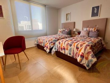 Casa con Roof Garden y Sala TV, en Venta en Nuevo Refugio, Querétaro