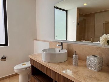 Casa con Roof Garden y Sala TV, en Venta en Nuevo Refugio, Querétaro