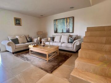 Casa con Roof Garden y Sala TV, en Venta en Nuevo Refugio, Querétaro