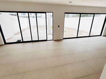 Casa con 4ta Recámara en Planta Baja, Roof Garden y Jardín en Juriquilla