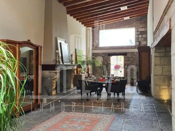 Residencia de Lujo en Venta Cerca de Santa Fe | Diseño del Arq. Cajiga con 750 m² de Terreno y Jardín Arbolado