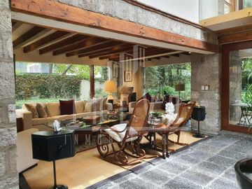 Residencia de Lujo en Venta Cerca de Santa Fe | Diseño del Arq. Cajiga con 750 m² de Terreno y Jardín Arbolado