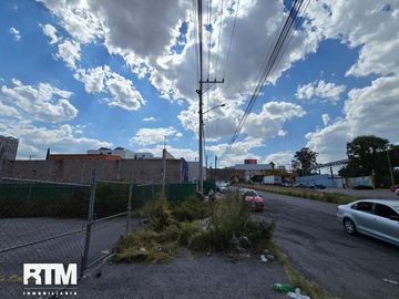 Se vende terreno de dos frentes en la lateral de carretera gdl