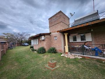 EN VENTA IMPECABLE CASA EN SANTA CRUZ DEL LAGO REF: 2183