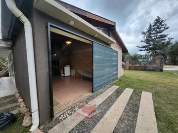 EN VENTA IMPECABLE CASA EN SANTA CRUZ DEL LAGO REF: 2183