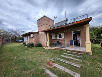 EN VENTA IMPECABLE CASA EN SANTA CRUZ DEL LAGO REF: 2183