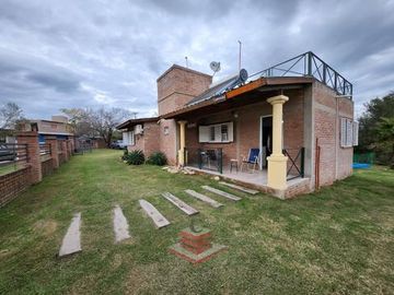 EN VENTA IMPECABLE CASA EN SANTA CRUZ DEL LAGO REF: 2183