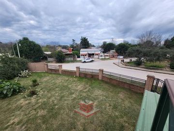 EN VENTA IMPECABLE CASA EN SANTA CRUZ DEL LAGO REF: 2183