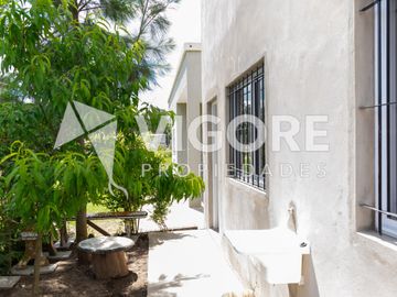 Casa en alquiler c/ cochera en Carlos Spegazzini