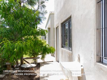 Casa en alquiler con cochera en Carlos Spegazzini Imperdible Excelente ubicación