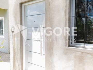 Casa en alquiler c/ cochera en Carlos Spegazzini