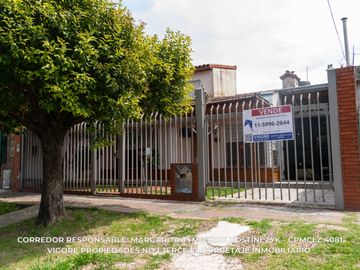 Casa en venta c/ cochera en Temperley
