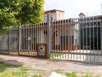 Casa en venta c/ cochera en Temperley