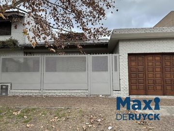 Casa 3 ambientes, verde, quincho