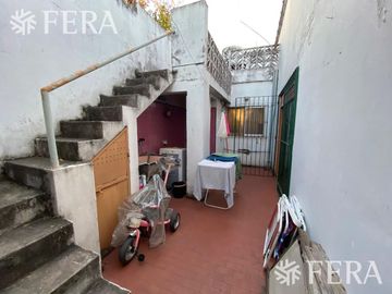 Venta de Casa 3 ambientes en Wilde con cochera (24713)