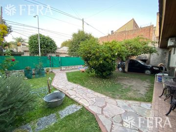 Venta de Casa 3 ambientes en Wilde con cochera (24713)