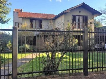 Casa en venta - 8 Dormitorios 5 Baños - Cochera - 1.160Mts2 - Villa Ballester